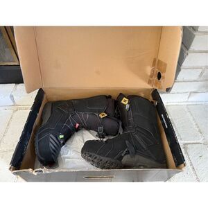 DC status 2010 snow board boots
